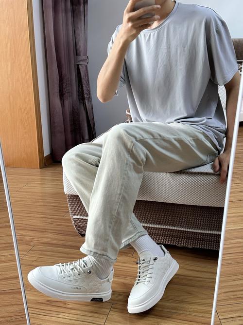 小白鞋搭配什么裤子男