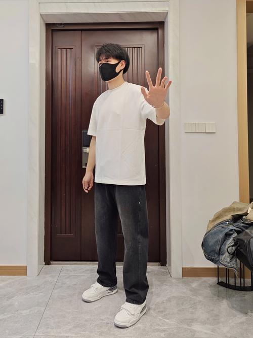 小白鞋搭配什么裤子男