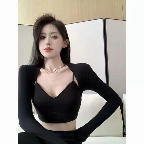 手臂粗怎么搭配吊带呢