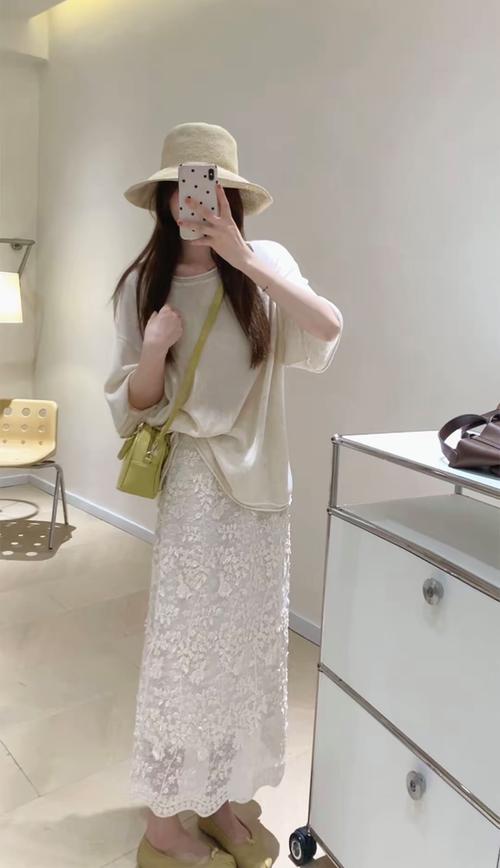 蕾丝裙配什么上衣好看