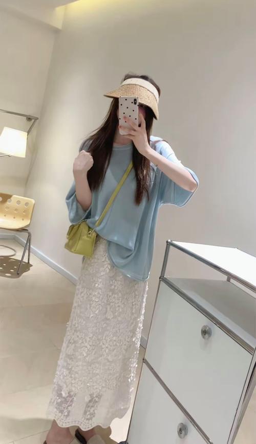 蕾丝裙配什么上衣好看