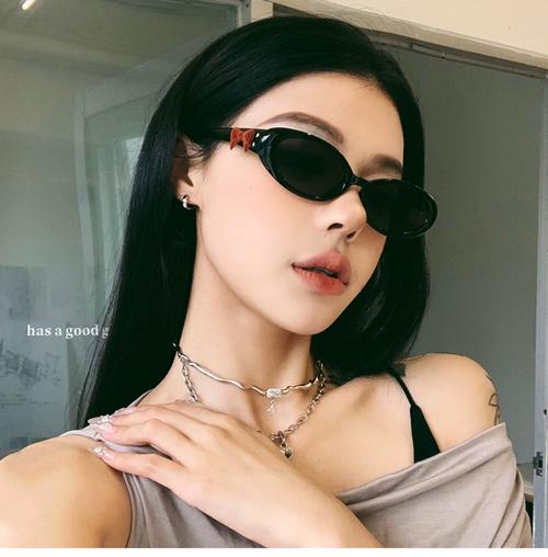 鹅蛋脸适合什么墨镜