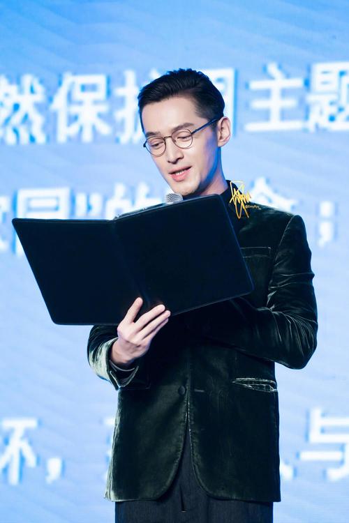 戴眼镜适合什么发型男