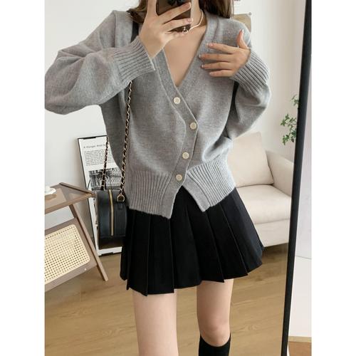 开衫毛外套怎么搭配衣服