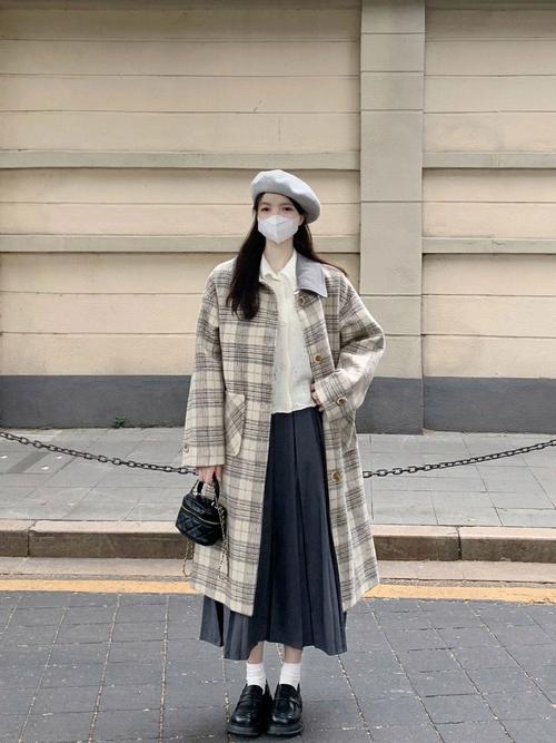 女士格子中款风衣怎么搭配什么裤子好看吗