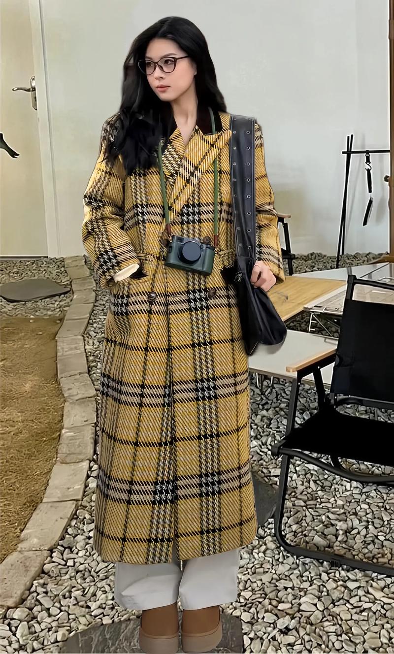 女士格子中款风衣怎么搭配什么裤子