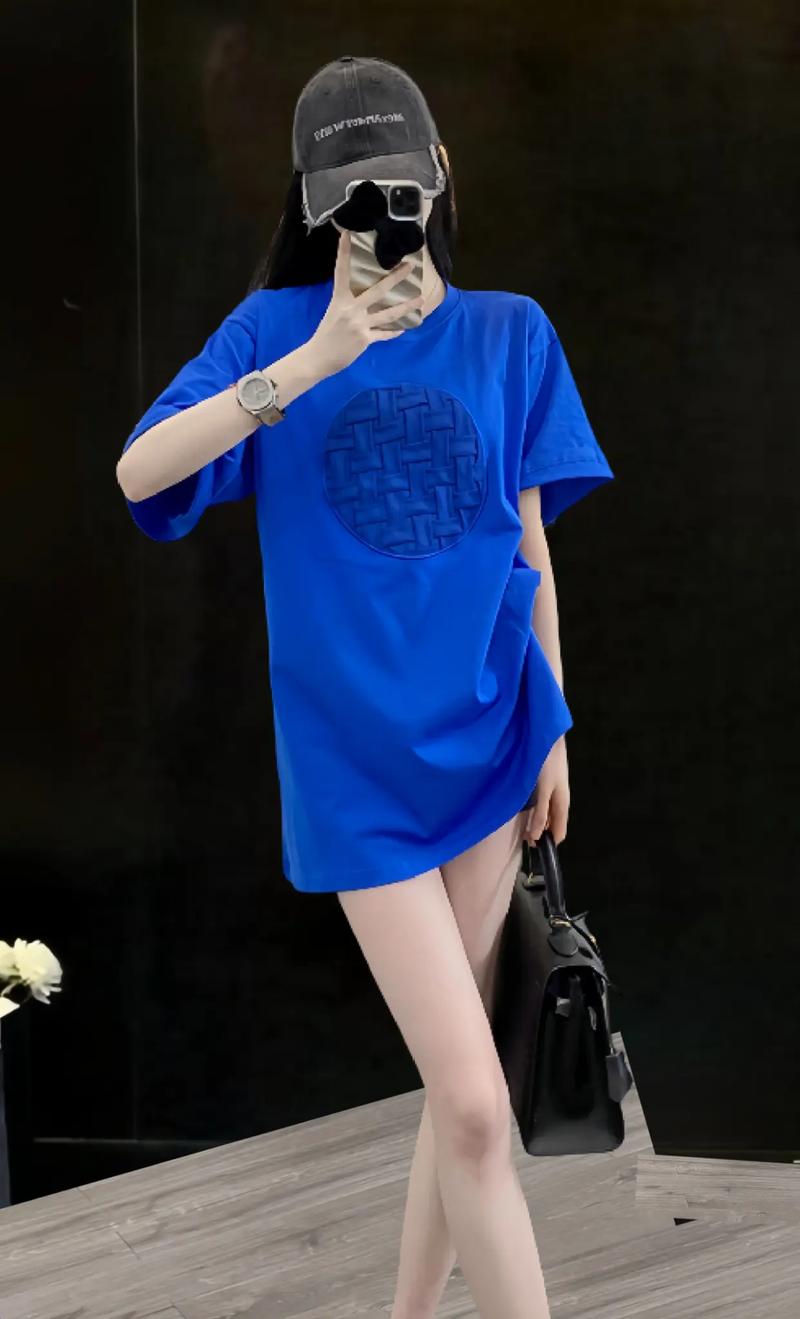 蓝色的中长款上衣怎么搭配图片欣赏