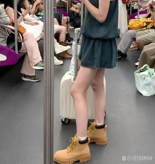 夏天短靴子怎么搭配衣服图片
