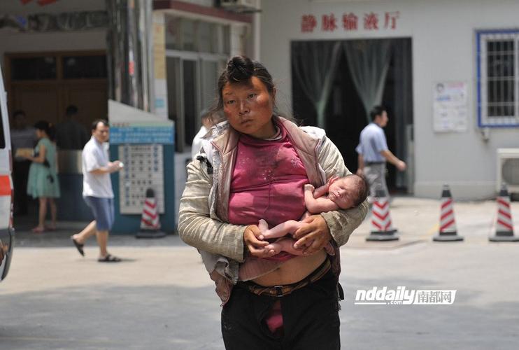 女子凌晨街头产子赤脚抱婴儿