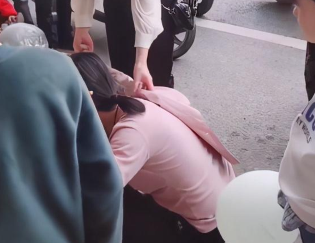 女子凌晨街头产子赤脚抱婴儿