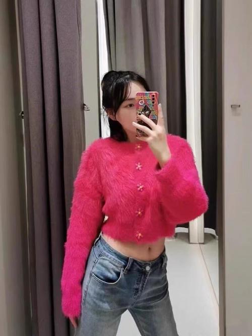 粉色短款针织毛衣怎么搭配什么裤子好看图片