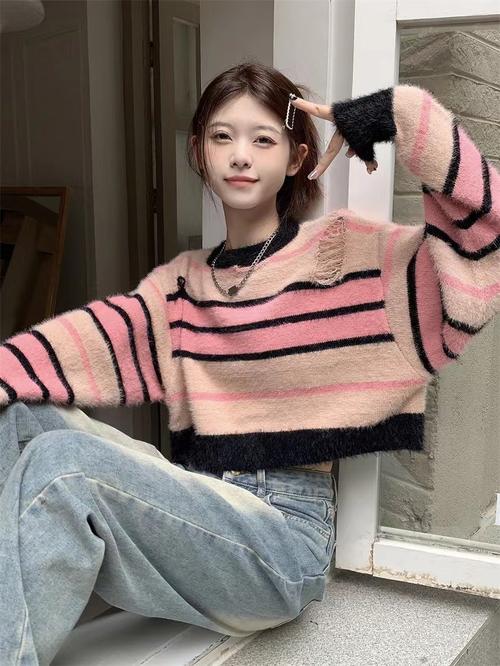 粉色短款针织毛衣怎么搭配什么裤子好看吗