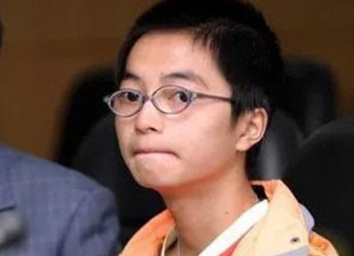 13岁男孩扒飞机飞行94分钟