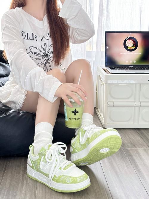 薄荷绿鞋子怎么搭配裤子