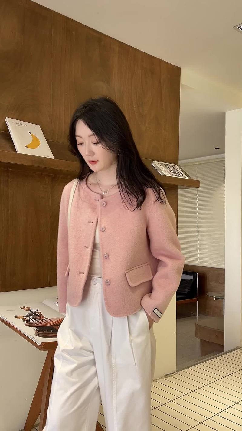 中款粉色毛呢外套怎么搭配什么裤子好看