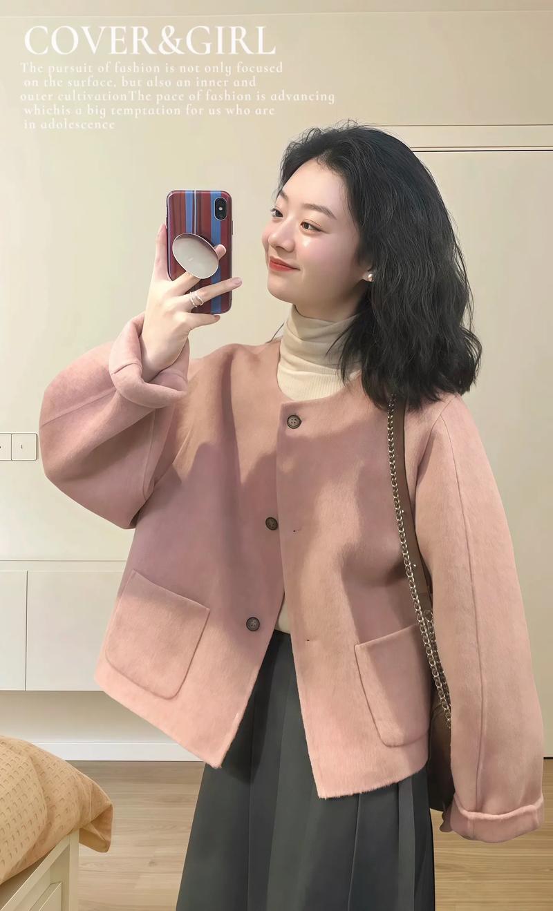 中款粉色毛呢外套怎么搭配什么裤子好看