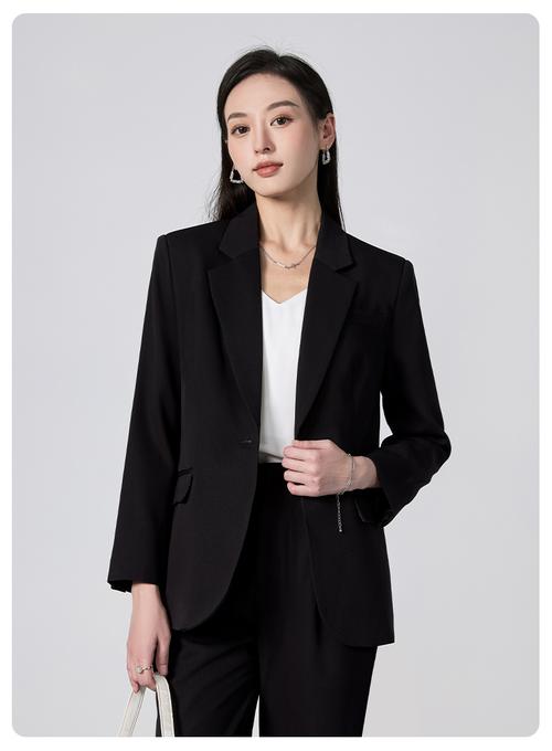 女款黑色西装外套怎么搭配什么裤子好看吗