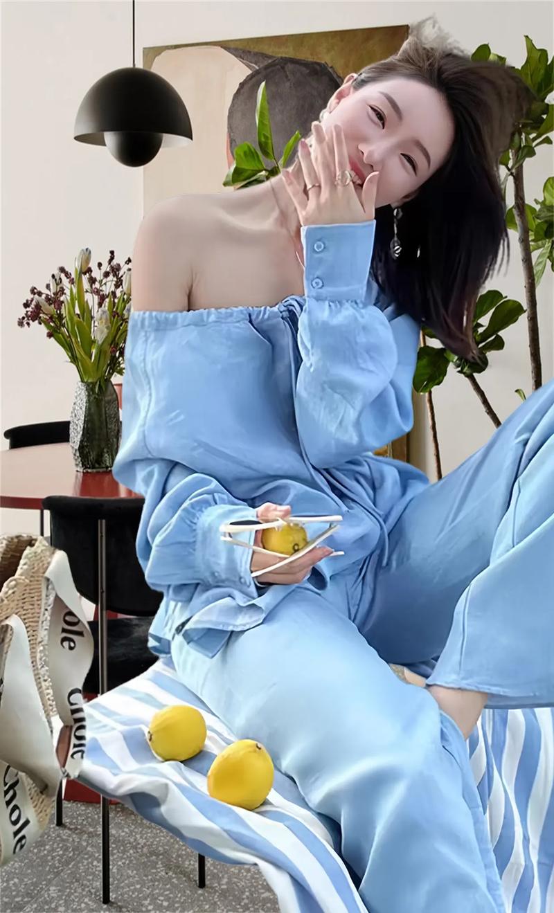 天蓝色牛仔衣下面怎么搭配什么裤子