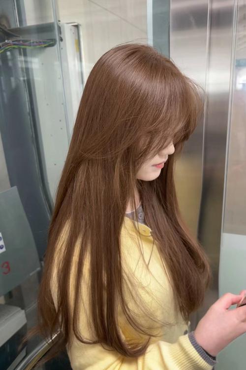 粉棕色头发怎么搭配衣服图片