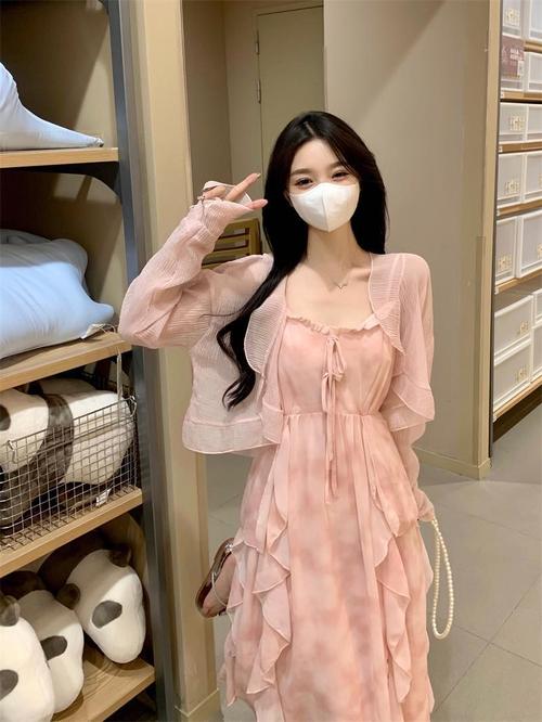 粉色吊带长裙怎么搭配什么外套好看