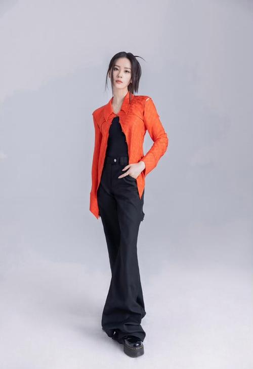 黑色外套里面橙色衣服怎么搭配图片