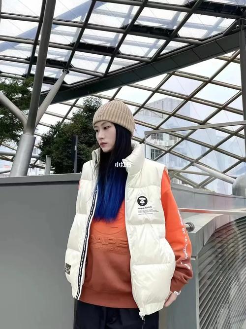 黑色外套里面橙色衣服怎么搭配图片