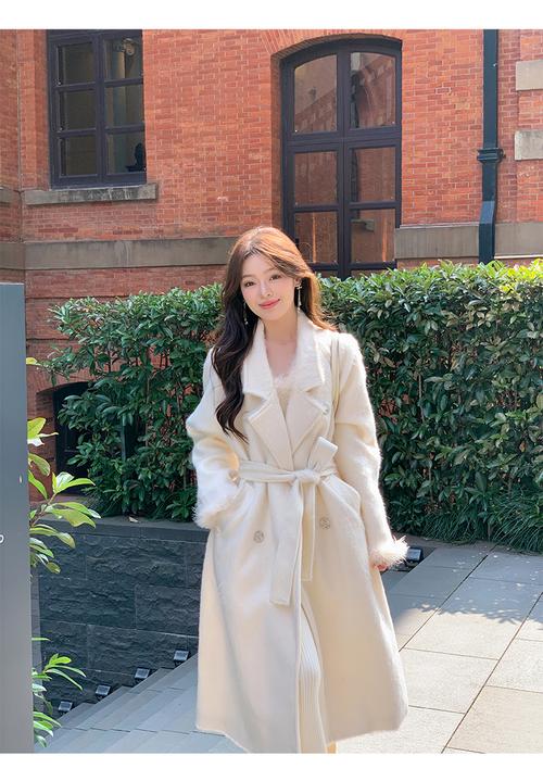 女款白色貂皮外套怎么搭配图片