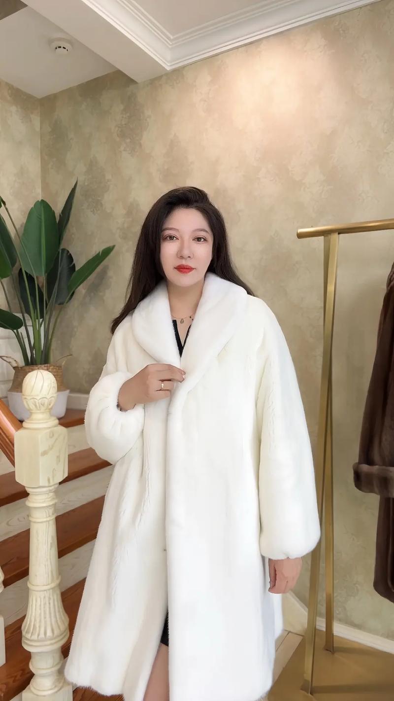 女款白色貂皮外套怎么搭配图片