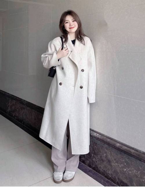 浅灰色灰色羽绒服怎么搭配围巾好看