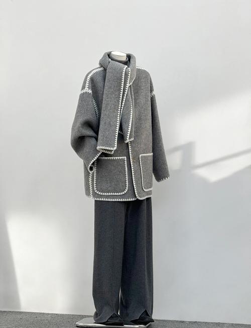 浅灰色灰色羽绒服怎么搭配围巾好看