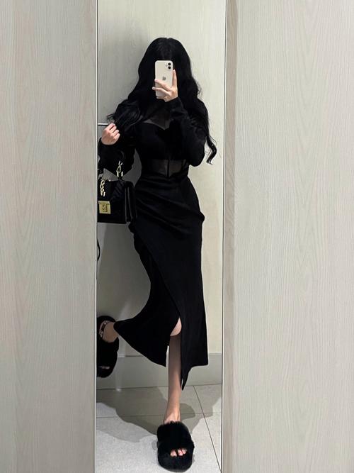 夏季黑色包臀裙怎么搭配衣服