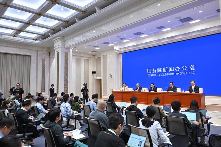 央行证监会等负责人出席发布会