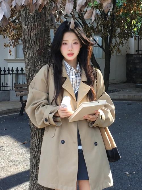 卡其色短呢子外套怎么搭配图片