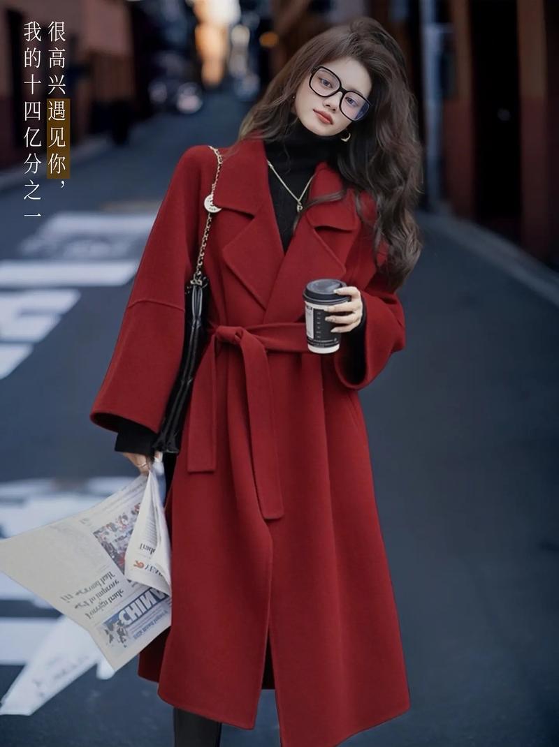 穿红色呢大衣怎么搭配什么裤子好看图片
