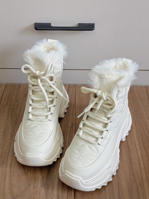 雪地靴什么颜色百搭