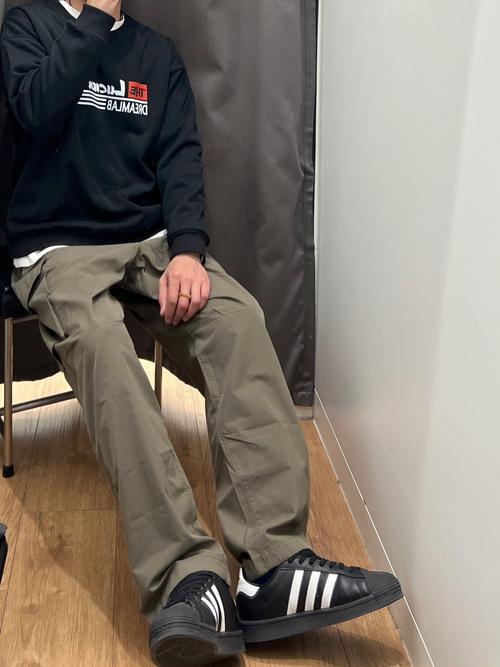 长款黑色圆领卫衣怎么搭配图片