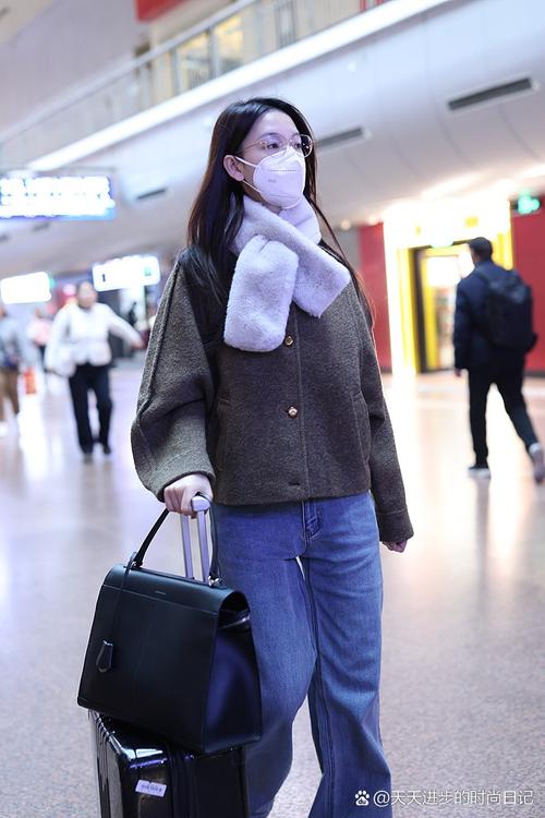 女款牛仔上衣外套怎么搭配什么围巾