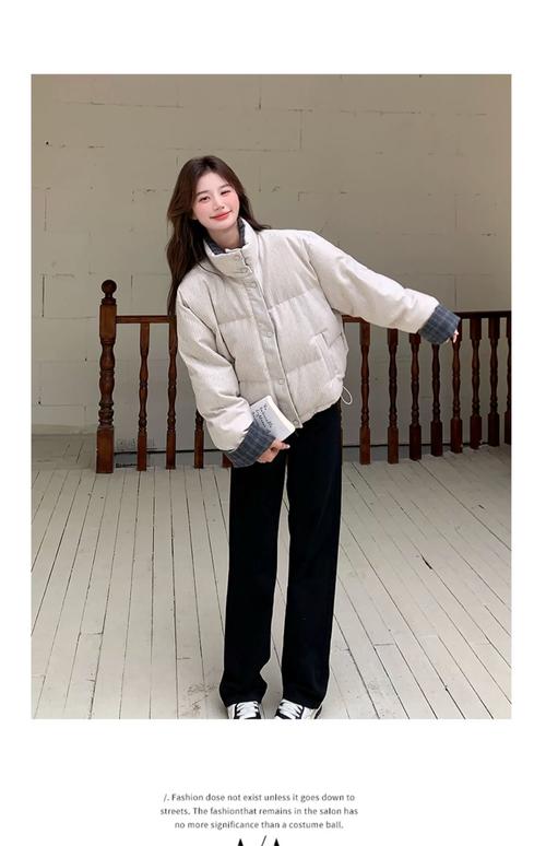 短款米白色面包服怎么搭配图片