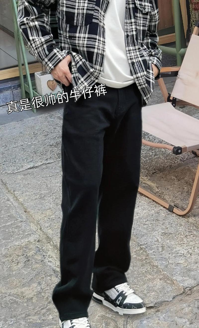男黑色上衣牛仔裤怎么搭配