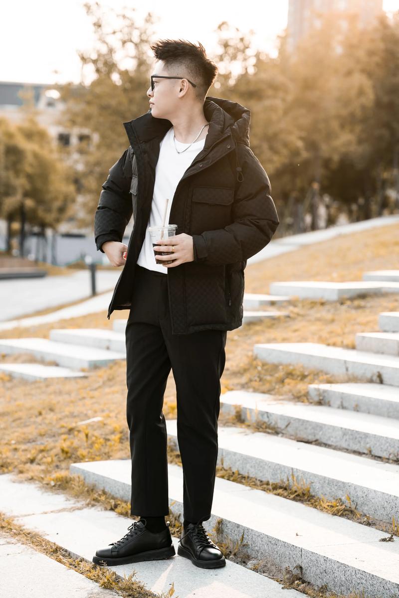 休闲款男羽绒服怎么搭配