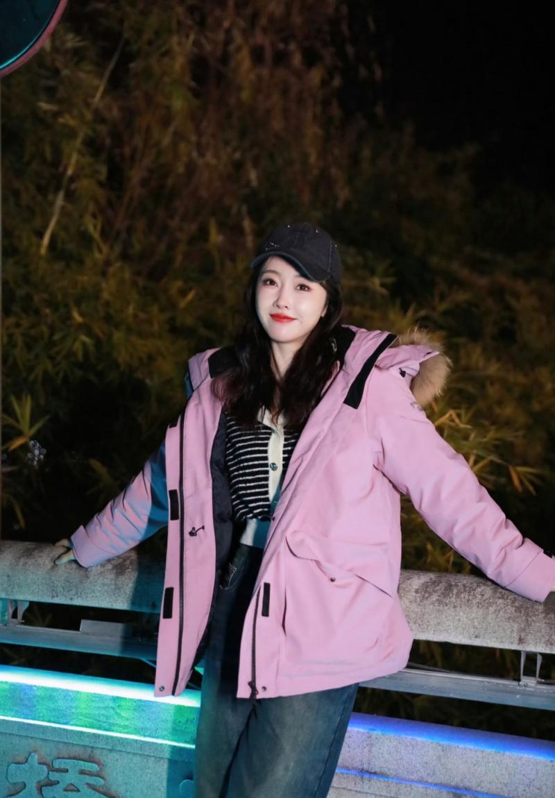 宽松的粉色羽绒服怎么搭配什么裤子好看图片