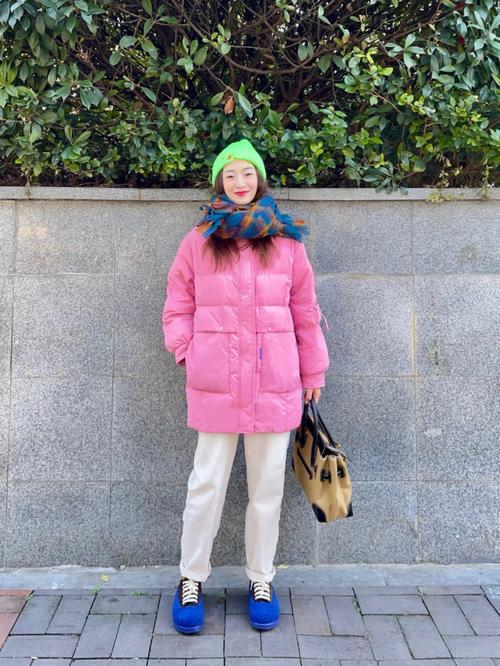 宽松的粉色羽绒服怎么搭配什么裤子好看吗