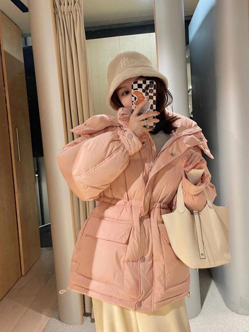 宽松的粉色羽绒服怎么搭配什么裤子