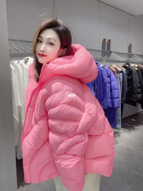 宽松的粉色羽绒服怎么搭配什么裤子