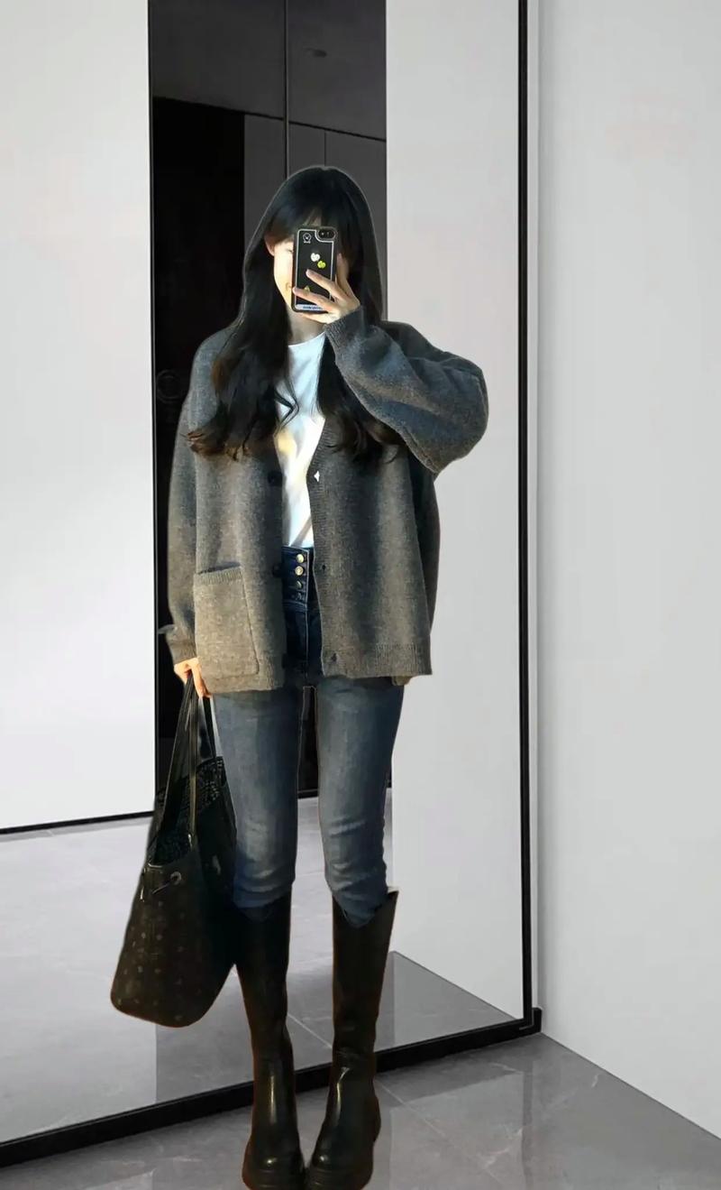 深灰色长款开衫怎么搭配什么裤子