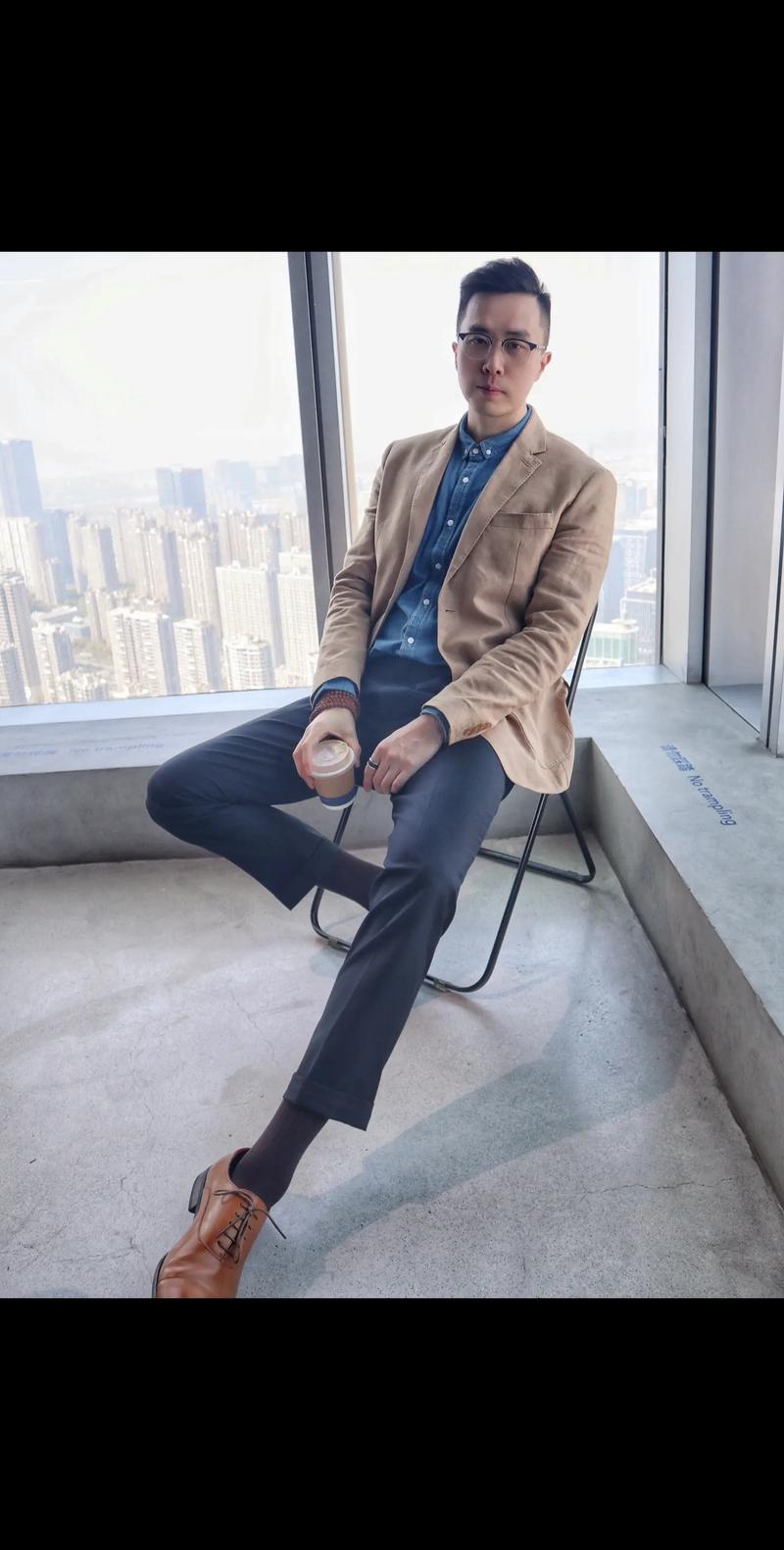 卡其色休闲西装怎么搭配裤子好看