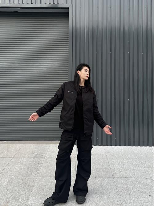 灰色宽松无领羽绒服怎么搭配图片女