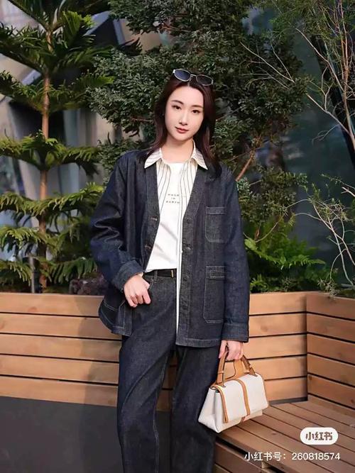 白色t恤和牛仔外套怎么搭配什么裤子好看