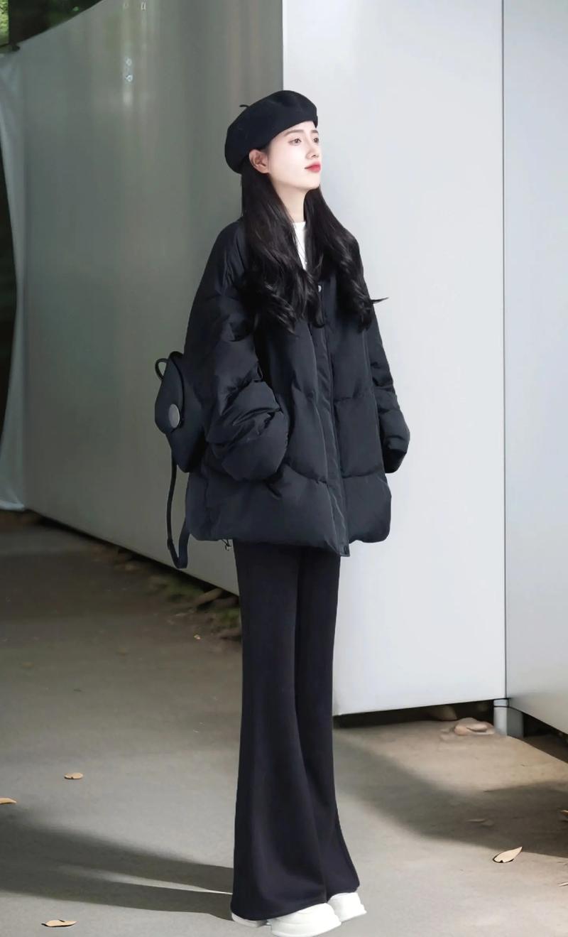 女黑棉衣里面怎么搭配图片欣赏
