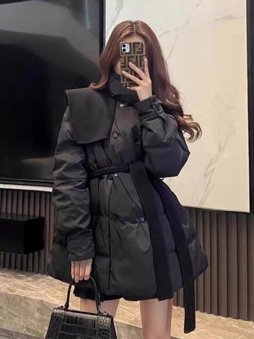 女黑棉衣里面怎么搭配图片欣赏